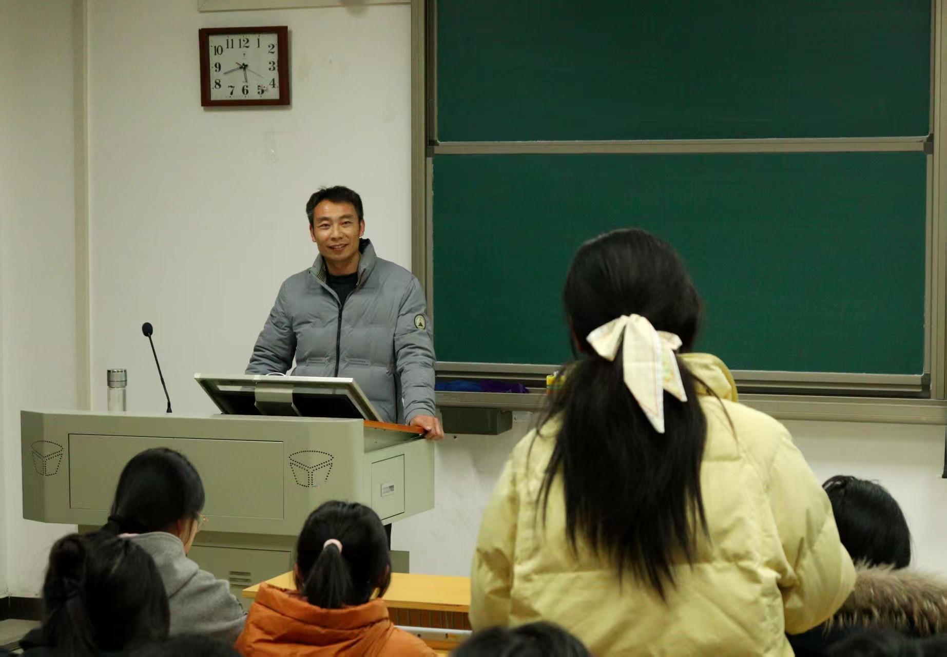 我院举办“薪火相传——优秀校友面对面”系列讲座-文史与传媒学院
